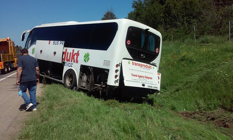 АУТОБУС СЛЕТЕО С ПУТА: Четворо повређених, возач доживео срчани удар?